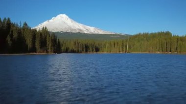 Hood Dağı v20 Trillium Gölü üzerinde tam dağ manzarasına doğru çok alçaktan uçuyor - Aralık 2015