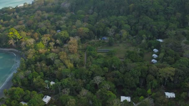 Costa Rica Aerial V18 Volando Bajo Sobre Alojamiento Ecológico Bosques — Vídeo de stock