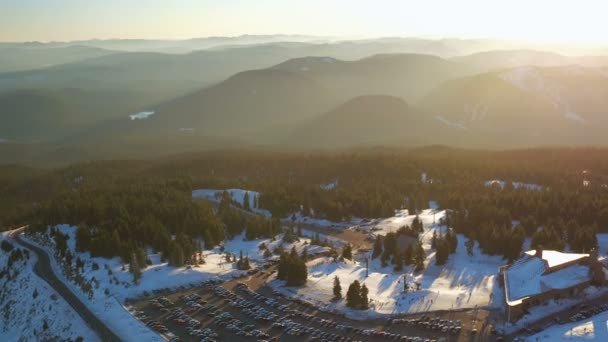 Hood Aerial V25 Volando Sobre Timberline Lodge Panorámica Atardecer Diciembre — Vídeos de Stock