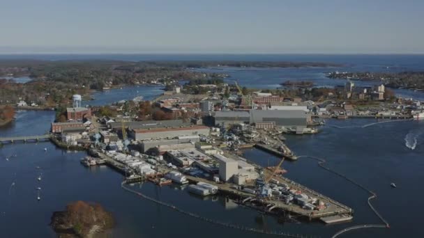Portsmouth New Hampshire Havacılık Panning Deniz Tersanesinin Üzerinde Maine Tarafında — Stok video