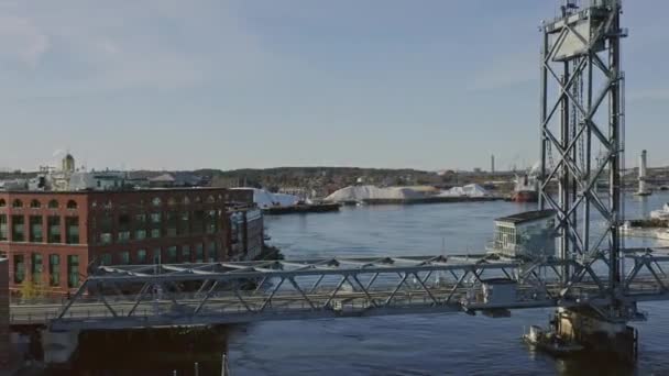 Portsmouth New Hampshire Aerial Panning Van Brugzicht Naar Stadsgezicht Het — Stockvideo