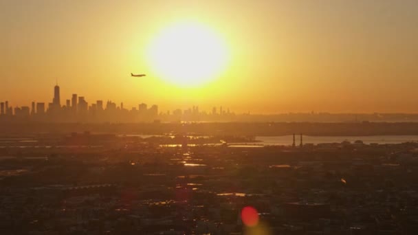 Newark New Jersey Aerial V17 Panning New York Sunrise Cityscape — Video Stock