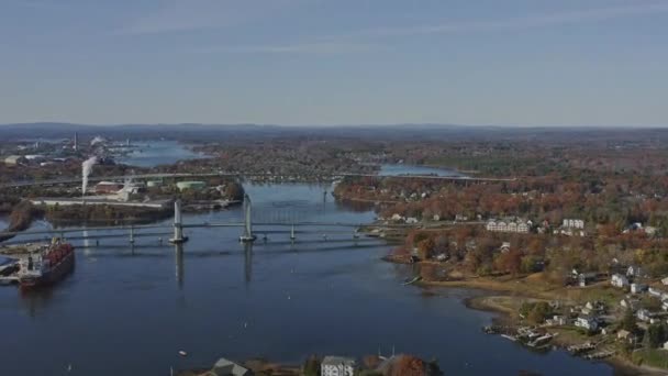 Portsmouth New Hampshire Aerial Korte Panning Brug Rivierlandschap November 2019 — Stockvideo