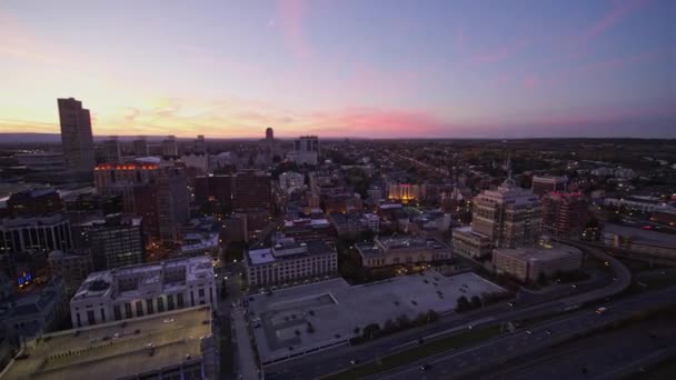 Albany New York Aerial V19 Περιστρεφόμενο Αστικό Τοπίο Στο Κέντρο — Αρχείο Βίντεο