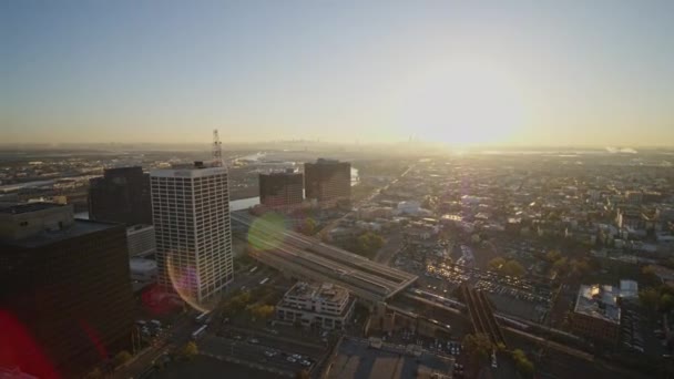 Newark New Jersey Aerial V24 Wahre Aussicht Auf Newark Sonnenaufgang — Stockvideo