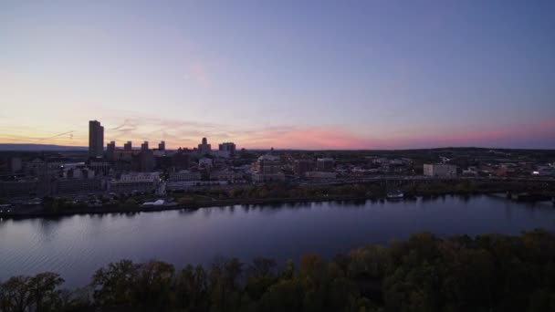 Albany New York Luchtfoto V13 Stijgend Panning Uitzicht Hudson Rivier — Stockvideo