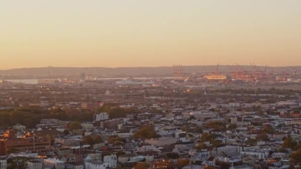 Newark New Jersey Aerial V15 Sunrise Newark Flughafen Stadtbild Mit — Stockvideo