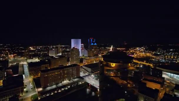 ロチェスターニューヨーク航空V2ジェネシー川の景色を望む短いパノラマの夜の街並み 10月2017 — ストック動画