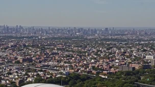 ニューヨーク航空V152マンハッタン ブロンクス クイーンズの高層ビルが目の前にある野球場 10月2017 — ストック動画
