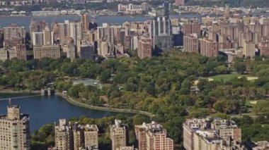 New York New York Havacılık v132 Panning Birdseye of Central Park şehir manzarası müze yakınındaki rezervuar - Ekim 2017