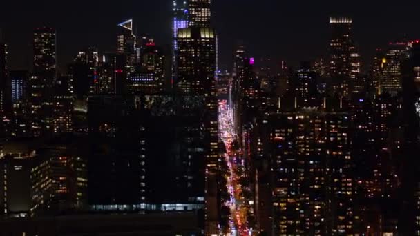 Nyc New York Aerial V116 Hohe Bis Niedrige Nächtliche Detailaufnahme — Stockvideo