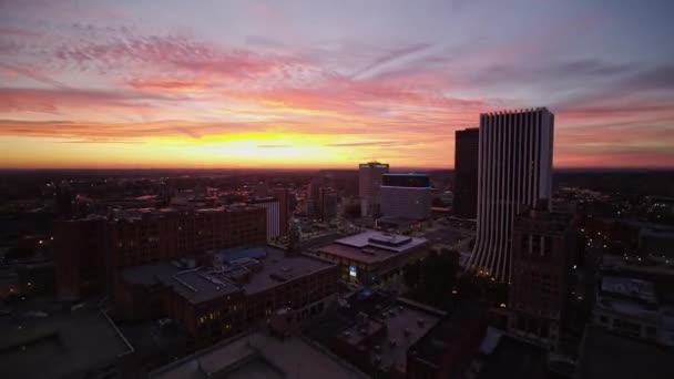 Rochester New York Aerial V21 Snelle Beklimming Omgekeerde Stadsgezicht Skyline — Stockvideo