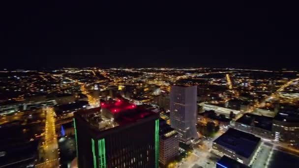 Rochester New York Aerial V12 Fast Nighttime Cityscape Panoramic Slow — Αρχείο Βίντεο