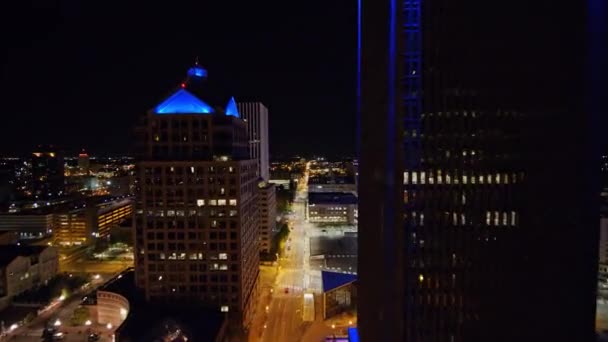 Rochester New York Aerial Vola Attraverso Centro Clinton Street Notte — Video Stock