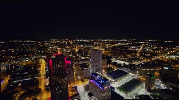 Rochester Nueva York Aerial V11 Paisaje Urbano Panorámico Nocturno Con — Vídeo de stock