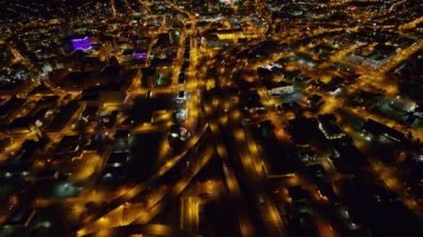 Syracuse New York Havayolları v5 Ters yöne bakıyor, şehir merkezindeki gece kuşbakışı şehir manzarası geniş - Ekim 2017