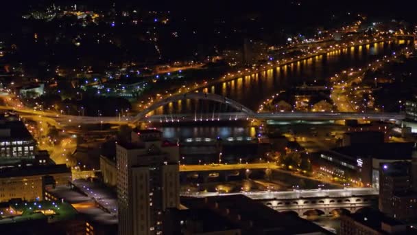 Rochester New York Aerial V16 Vista Nocturna Lenta Los Puentes — Vídeos de Stock