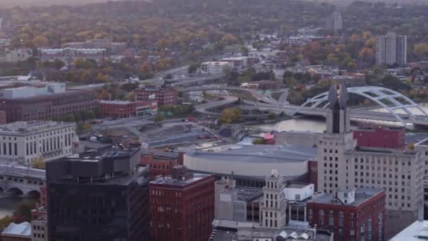 Rochester New York Aerial V35 Panning Downtown Cityscape Sunrise Glare — Αρχείο Βίντεο