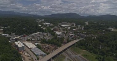 Asheville North Carolina Havayolları v20 Panning tepeden tırnağa, Biltmore Köyü 'nün detaylarına yavaş yavaş giriyor - Temmuz 2019