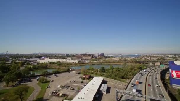 Aerial V148 Flying Low Panning Flushing Meadows Corona Park Cityscape — 비디오