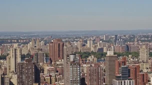 New York Aerial v131 Ascending panning cityscape of Upper East and West Sides with Central Park Reservoir view - říjen 2017
