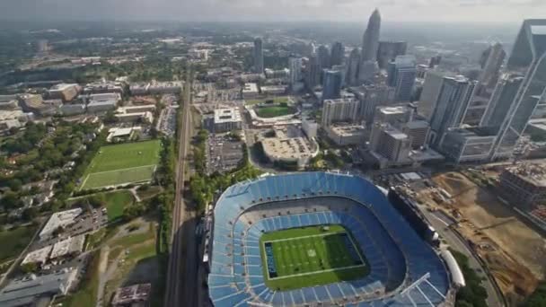 Charlotte North Carolina Havayolları Şehir Merkezinin Stadyumlar Üzerinde Uçuşu Ekim — Stok video