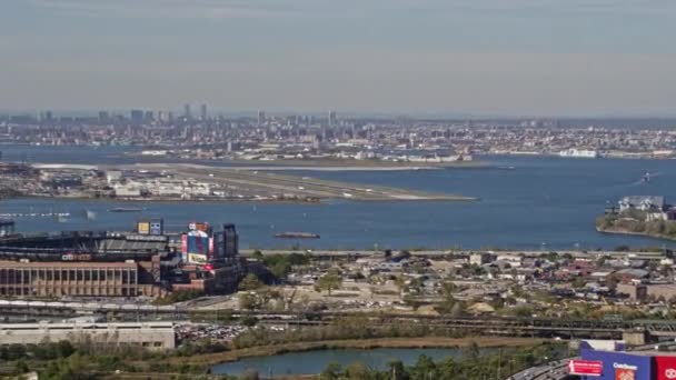 Aerial V155 Low Panning Cityscape Sees Bronx Lga Airport Manhattan — 비디오