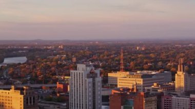 Rochester New York Havacılık v32 Gündoğumu panoramik şehir manzarası şehir merkezindeki yüksek binaların perspektifinden - Ekim 2017