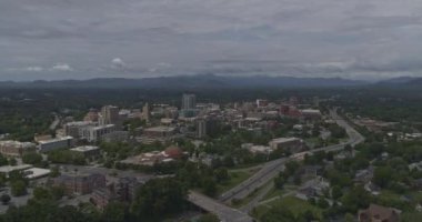 Asheville Kuzey Carolina Havayolları v5 Şehir merkezinin 240 numaralı otoyol üzerinde güneybatıya bakan görüntüsü - Temmuz 2019