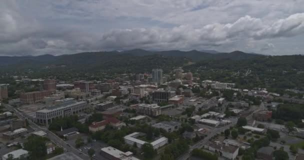 Asheville North Carolina Aerial Patrząc Śródmieścia Miasta Podczas Lotu Południowy — Wideo stockowe