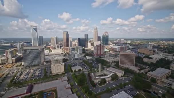Charlotte North Carolina Aerial V17 Crossing Olhando Para Paisagem Urbana — Vídeo de Stock