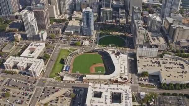Charlotte North Carolina Aerial V26 Panning Cityscape Com Detalhes Estádio — Vídeo de Stock