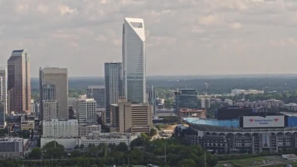 Charlotte North Carolina Aerial V22 Panning Stadtbild Aus Mittlerer Höhe — Stockvideo