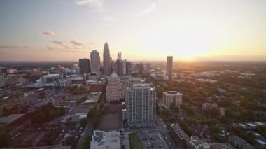 Charlotte North Carolina Havayolları V34 şehir merkezinde gün batımında stadyuma doğru dönüyor - Ekim 2017