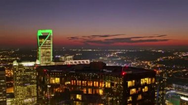 Charlotte North Carolina Havayolları v46 Gün batımı gökyüzü ile şehir merkezinde geriye doğru uçuyor - Ekim 2017