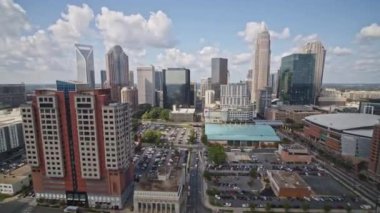 Charlotte North Carolina Havayolları V18 şehir merkezine doğru alçaktan uçuyor - Ekim 2017