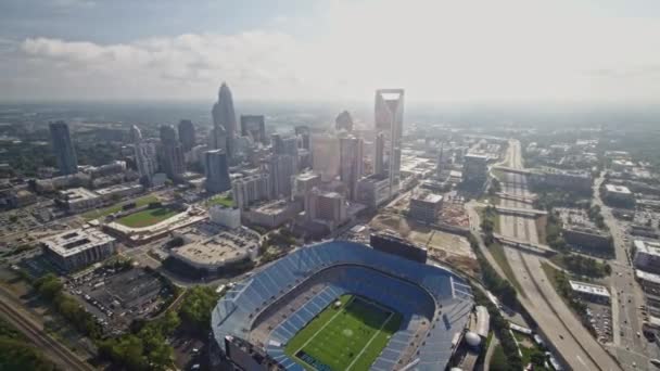 Charlotte North Carolina Aerial Panning Torno Centro Cidade Com Auto — Vídeo de Stock