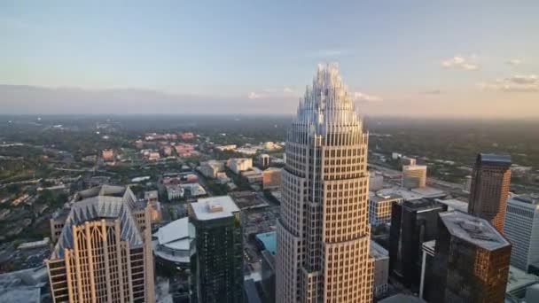 Charlotte North Carolina Aerial V31 Circulando Redor Topo Torre Financeira — Vídeo de Stock