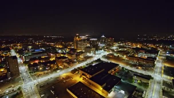Greensboro North Carolina Aerial Πετώντας Χαμηλά Προς Κέντρο Της Πόλης — Αρχείο Βίντεο