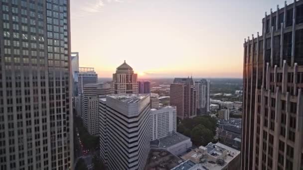 Charlotte North Carolina Aerial V38 Latanie Tyłem Przez Centrum Miasta — Wideo stockowe