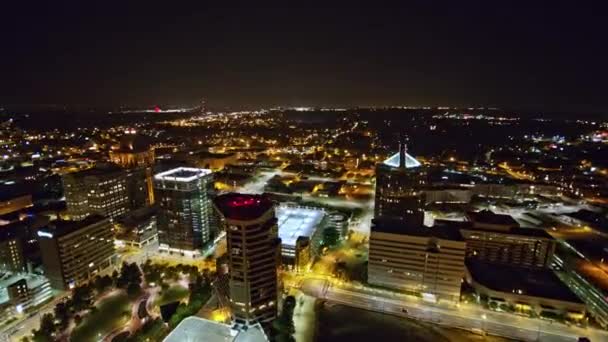 Greensboro North Carolina Aerial Panning Vista Noturna Torno Centro Cidade — Vídeo de Stock