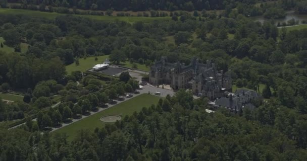 Asheville North Carolina Aerial V24 Wavering Birdseye View Biltmore Mansion — Vídeos de Stock