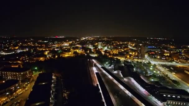 Greensboro North Carolina Aerial Μετακίνηση Τρένου Φόντο Νυχτερινό Αστικό Τοπίο — Αρχείο Βίντεο