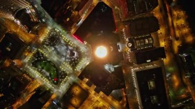 Cleveland Ohio Havayolları v11 Gece Terminal Kulesinin dikey görüntüsü - Ekim 2017