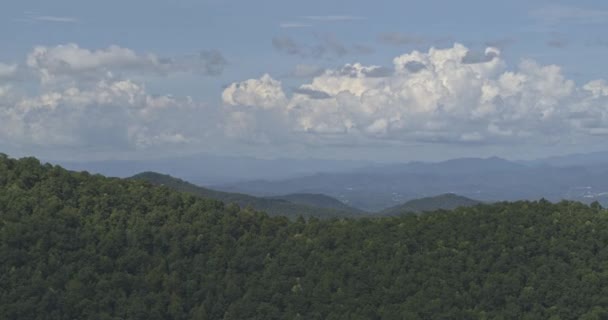 Észak Karolina Hegység Aerial Blue Ridge Panoráma Asheville Városképével Távolban — Stock videók