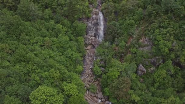 North Carolina Mountains Aerial V12 Looking Low Upper Fall Rock — стоковое видео