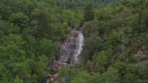 North Carolina Dağları East Forks Yukarı Şelalesi Yakın Mesafeden Oturmakta — Stok video