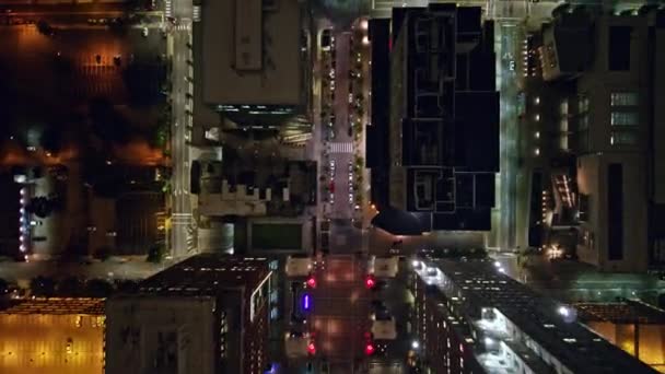 Raleigh Észak Karolina Aerial Függőleges Éjszakai Kilátás Belváros Felé Utazik — Stock videók