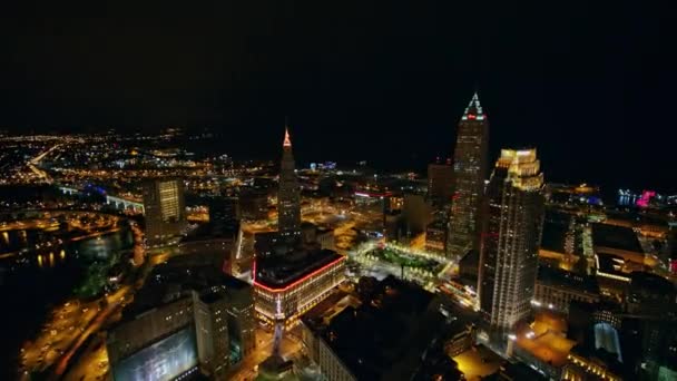Cleveland Ohio Aerial Nighttime High Reverse Low Panning Cityscape 2017 — Stock videók
