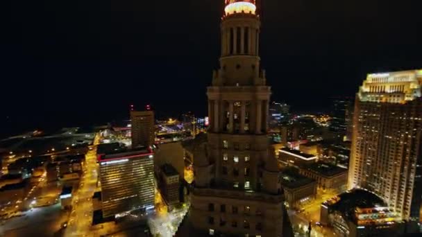 Cleveland Ohio Aerial Vzestupně Rotující Noční Pohled Terminálovou Věž Městskou — Stock video